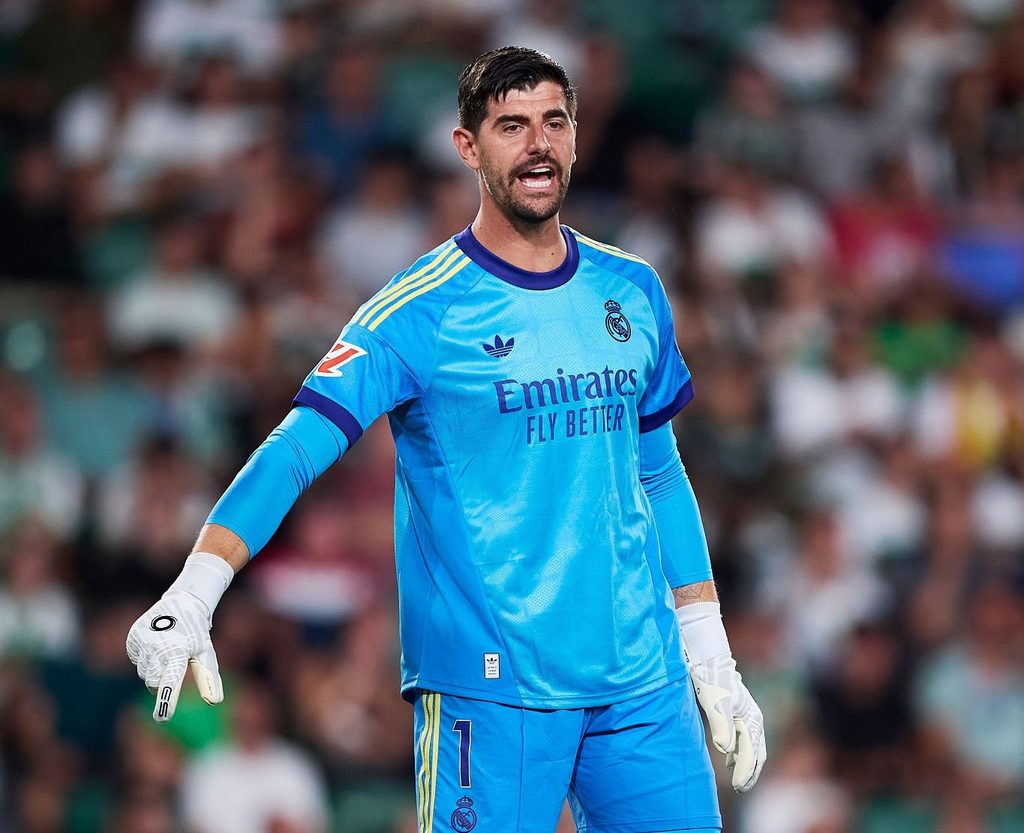Thibaut Courtois reacts during a LaLiga match between Elche and Real Madrid