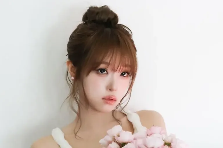 Yena’s New Light Stick Takes Flight!